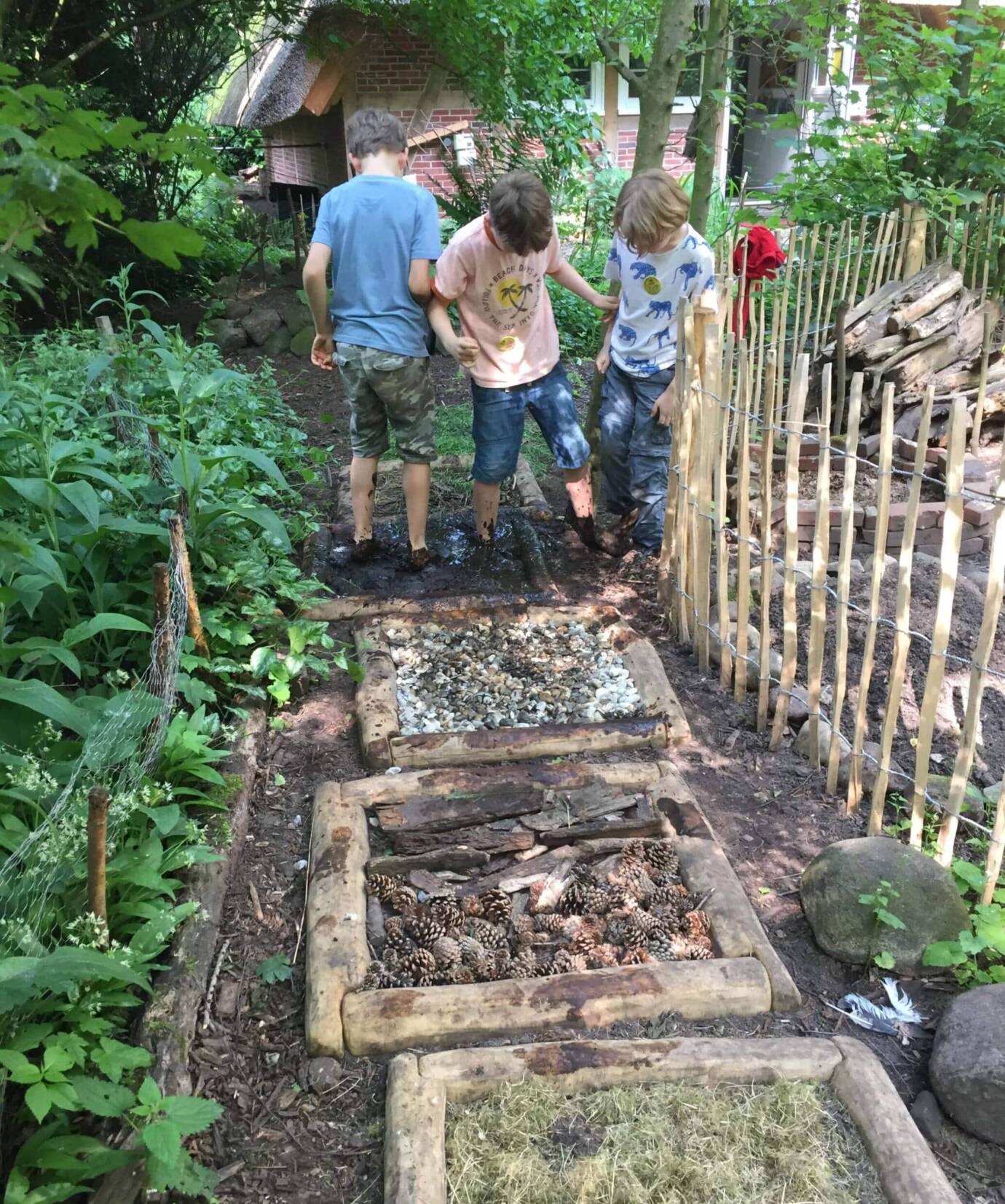 Kinder spielen auf Naturpfad