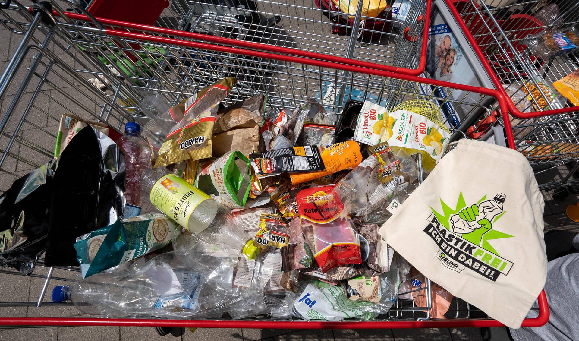Einkaufswagen mit vielen Verpackungen