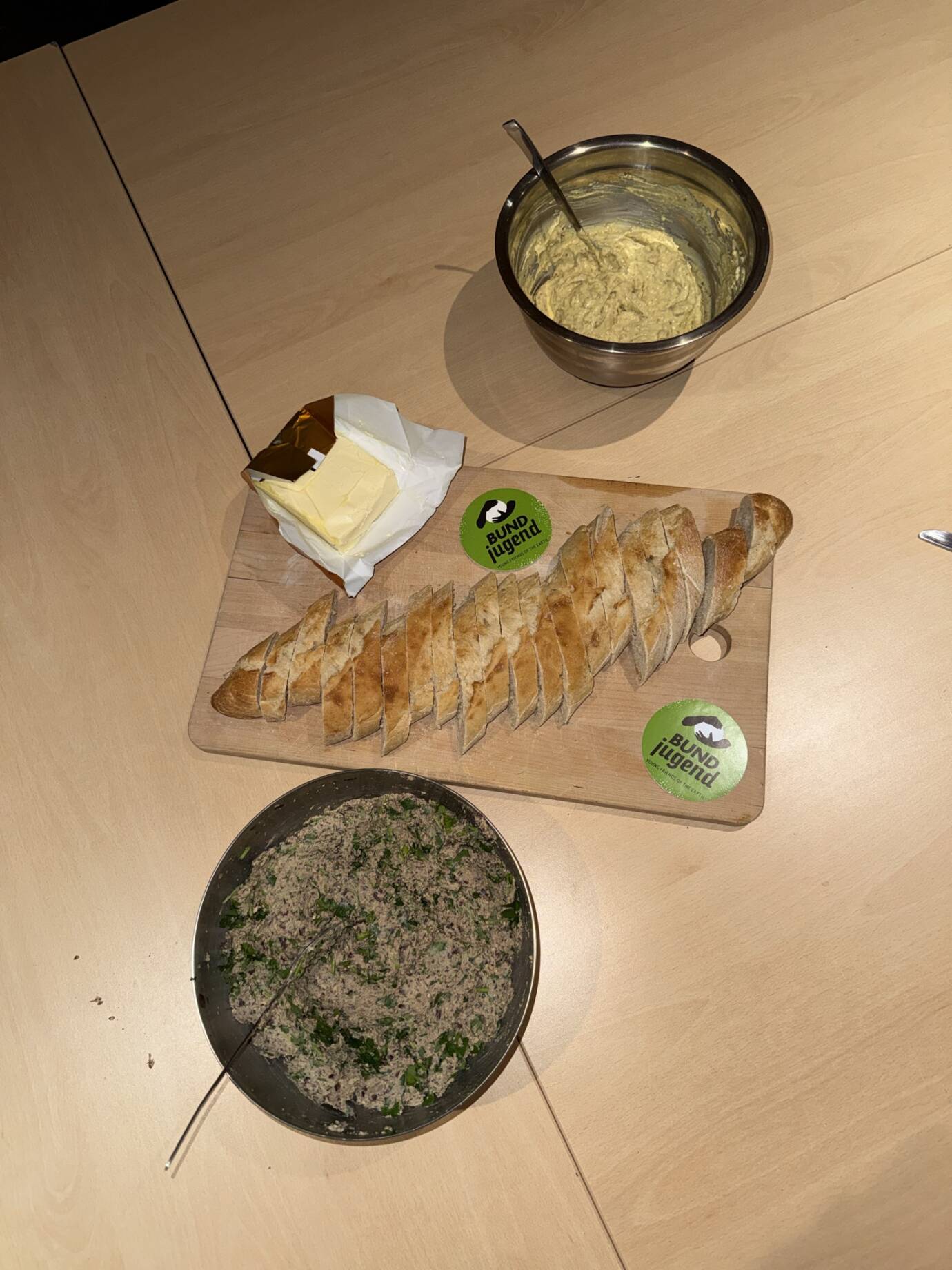 Baguette und Aufstriche auf einem Tisch